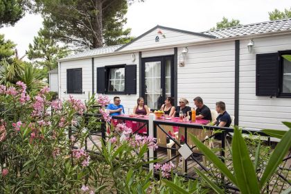 Les chalets disposent d'une terrasse