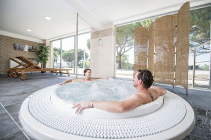 Espace détente avec jacuzzi