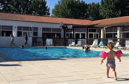 Piscine avec solarium ouverte de mi-mai à mi-septembre