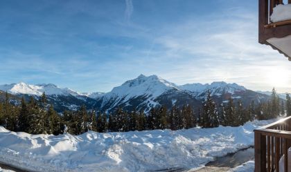 Vue sur la vallée et les monts