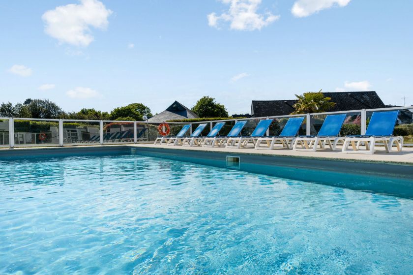 La piscine extérieure chauffée à 28°C