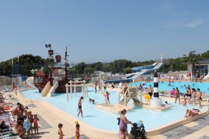 Venez découvrir en famille Saint-Georges-d'Oléron, avec un accès direct à la belle plage de sable fin de Domino !