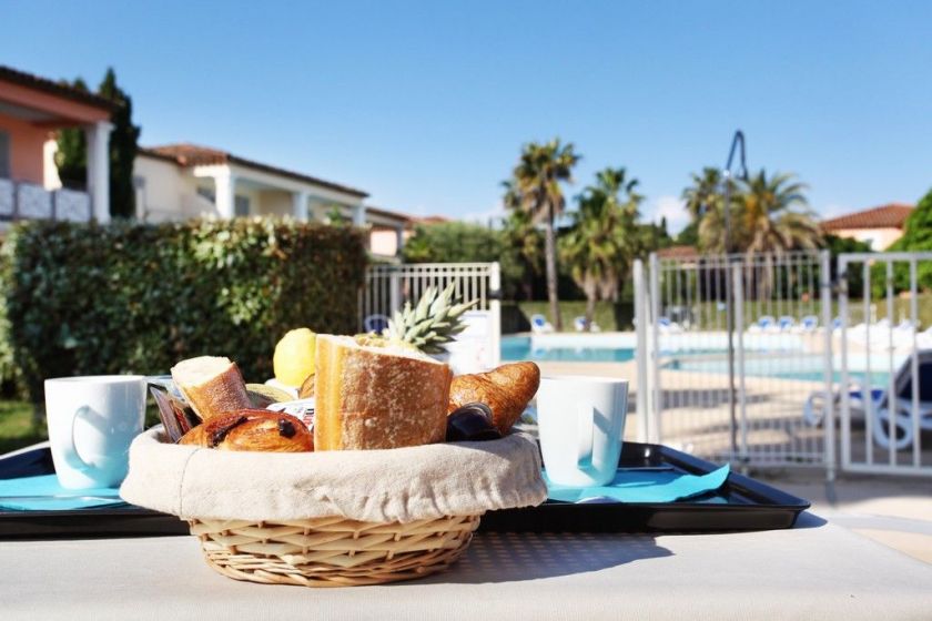 Petit déjeuner au bord de la piscine extérieure chauffée