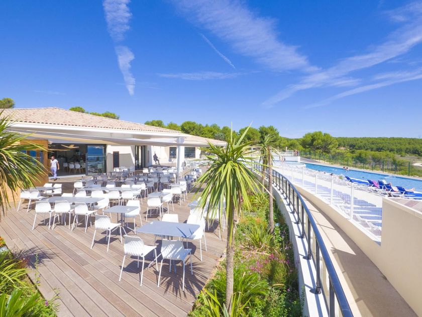 La terrasse avec vue sur la piscine à débordement et la mer