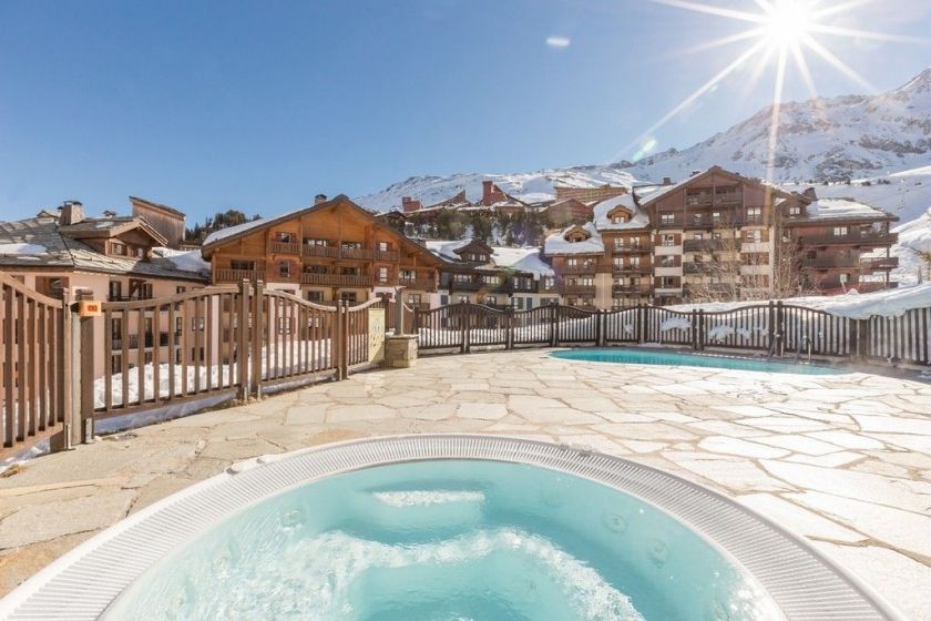 La piscine extérieure du bâtiment Le Hameaux des Glaciers, dans la Résidence Le Village