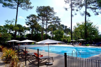 La piscine extérieure chauffée, sous les pins du village club de Lège-Cap-Ferret