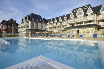 La piscine extérieure chauffée, ouverte de juin à septembre, et la Résidence La Plage