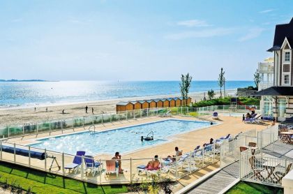 La piscine extérieure chauffée, ouverte de juin à septembre, avec vue sur la mer