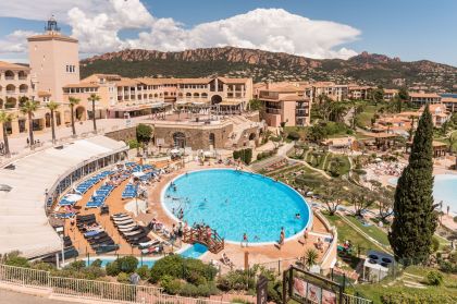 La piscine extérieure de 1 100 m² surplombe la piscine extérieure chauffée et la Baie d'Agay