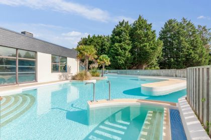 La piscine extérieure du Normandy Garden avec ses jets d'eau