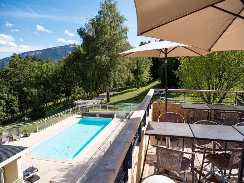 Terrasse avec vue piscine