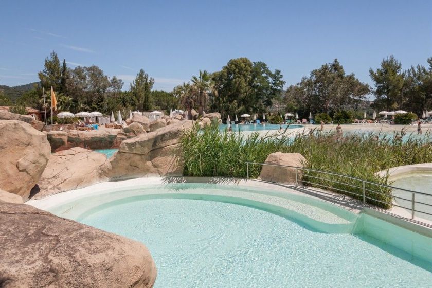 Les piscines extérieures du Village avec pataugeoire, piscine à vagues et petits bassins