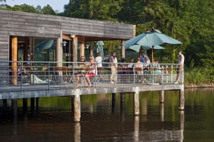 La terrasse familiale du restaurant qui donne sur le lac de Badouleau