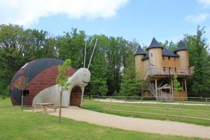 La maison escargot et le château dans les arbres