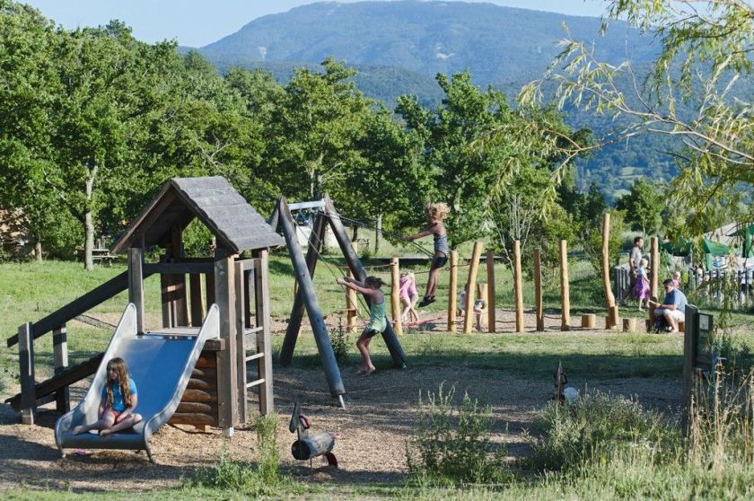 L'aire de jeux pour enfants d'Huttopia Dieulefit dans la Drôme