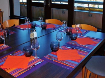 Une table conviviale du restaurant familial