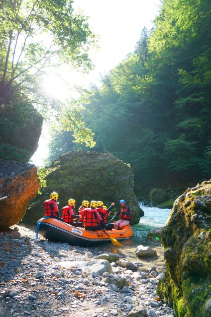 Activité rafting en famille en été