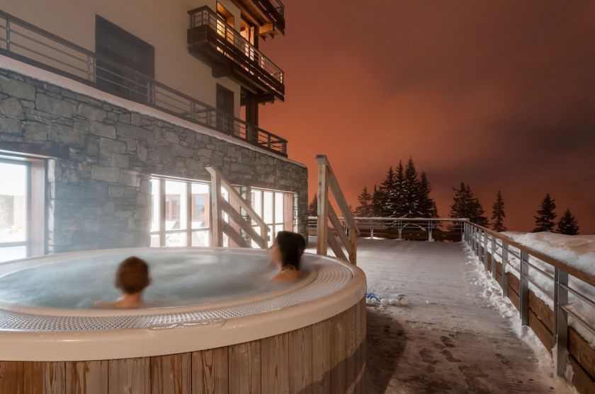 Le jacuzzi extérieur en libre accès de nuit