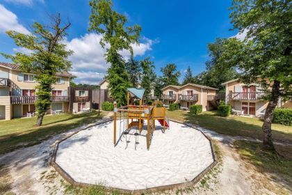 L'aire de jeux pour enfants, au centre de la Résidence Le Domaine du Golf d'Albret