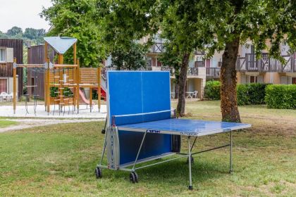 L'aire de jeux pour enfants et la table de ping-pong, pour toute la famille